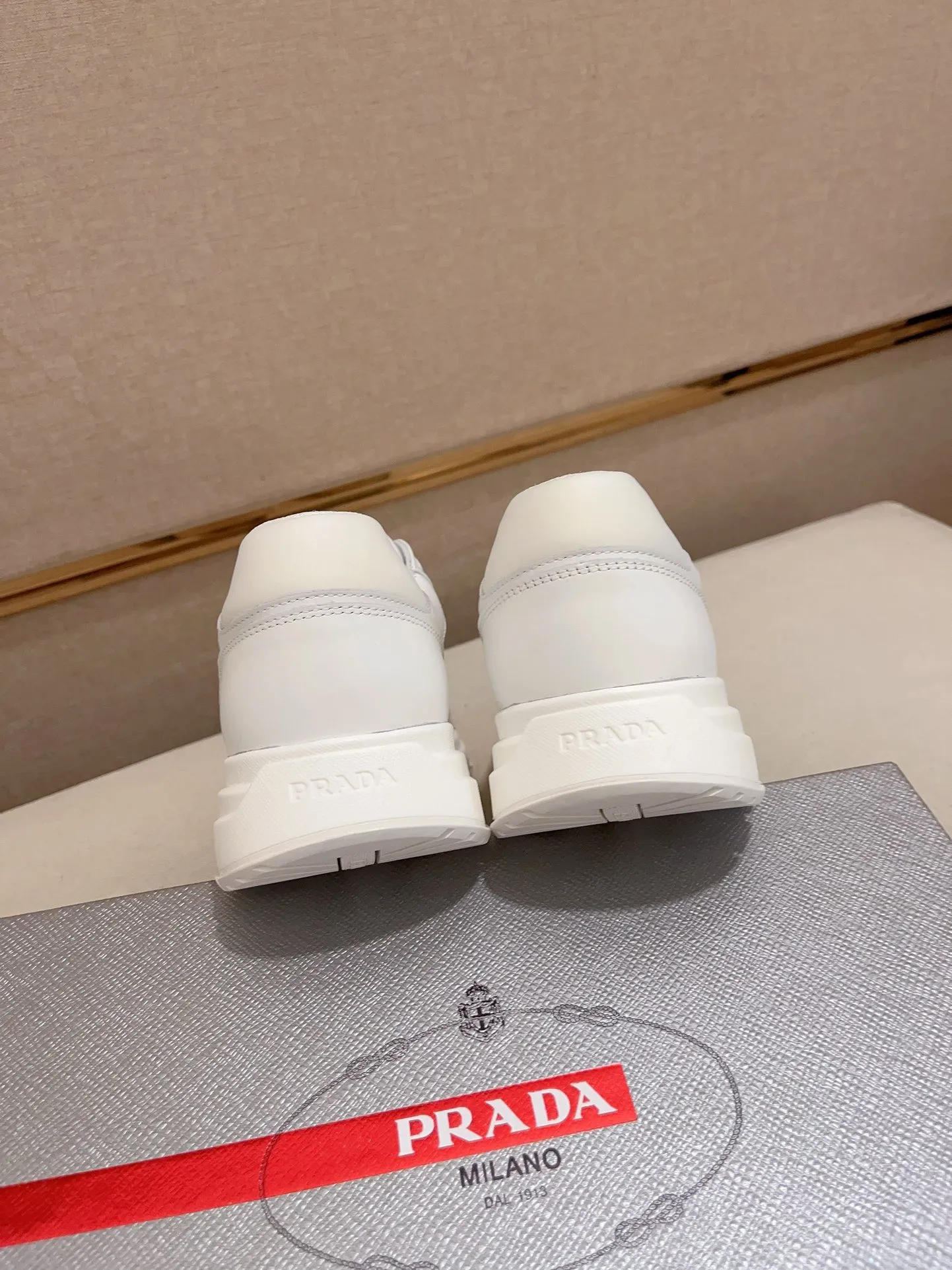 Men's shoes 💰 560 💰 (high version) new Prada (Prada) high-tops are launched at the same time, new men's shoes, 😘fabrics are selected from waterproof technical cloth. First layer cowhide lining. 👍🏿Original molded anti-slip rubber outsole, with exquisite lines, simple and elegant, comfortable and high-end for leisure travel. Number of yards: 38 to 44. (Can be customized for 45.46.)